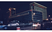 山东医院户外楼体夜景亮化与泛光照明工程施工 原实科技以匠心筑就医疗光影典范